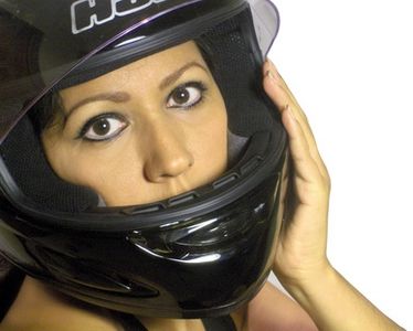 article-new_ehow_images_a06_v3_v6_wearing-helmet-motorcycle-800x800